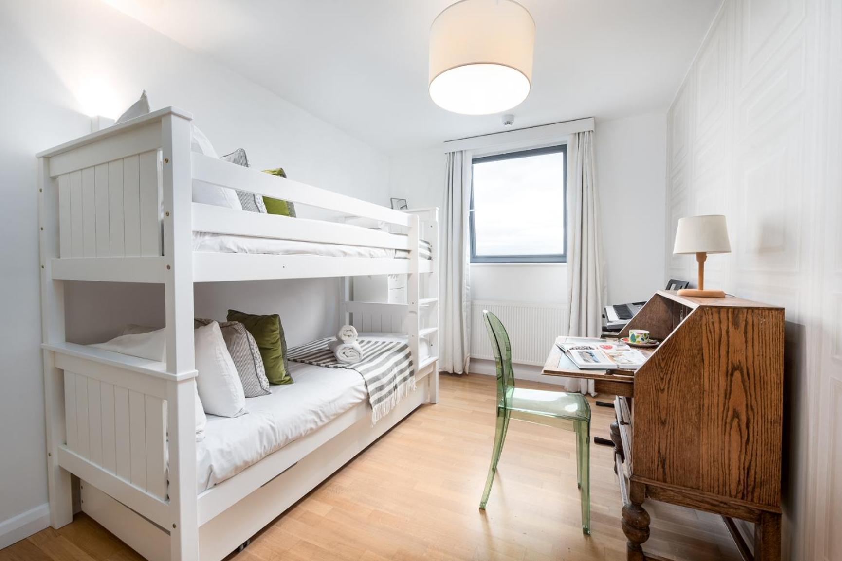Two Bedroom Flat With Balcony In Central Wimbledon Apartament Londra