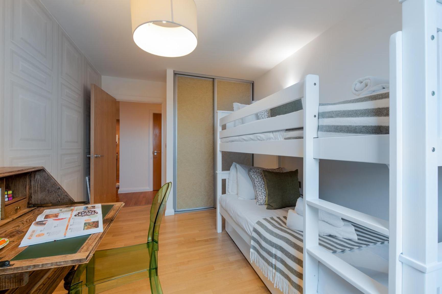 Two Bedroom Flat With Balcony In Central Wimbledon * Londra