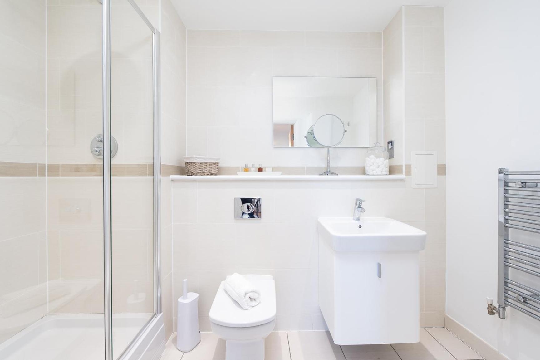Two Bedroom Flat With Balcony In Central Wimbledon Londra