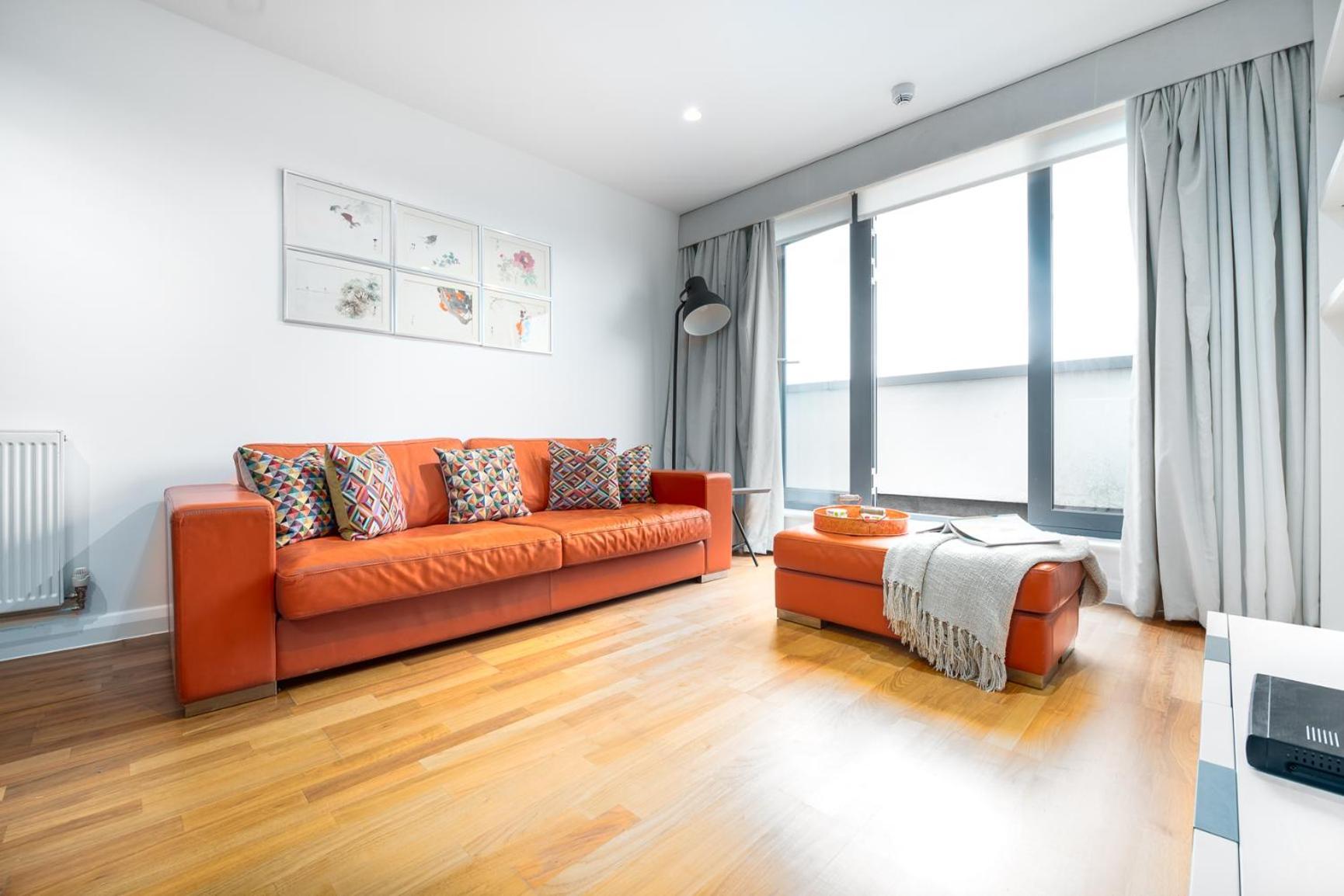 Two Bedroom Flat With Balcony In Central Wimbledon Apartament *