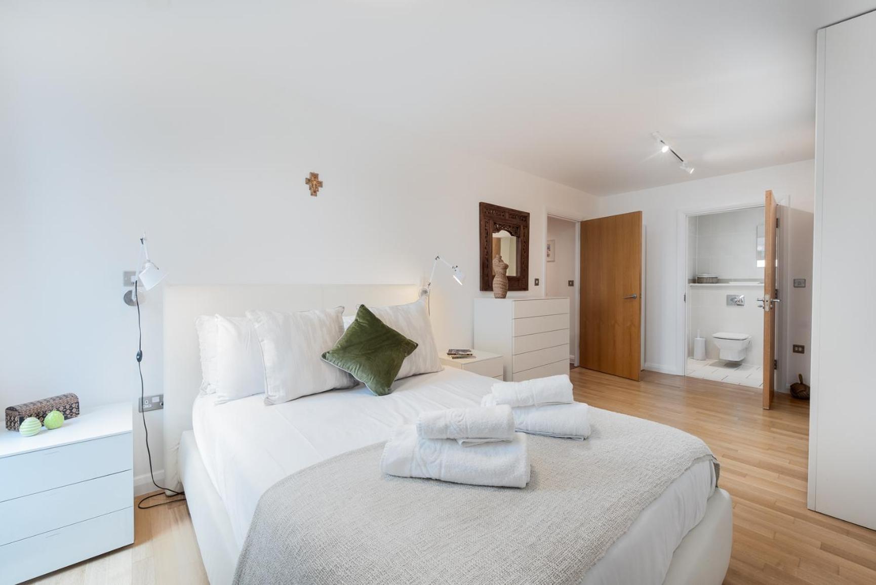 Two Bedroom Flat With Balcony In Central Wimbledon Londra