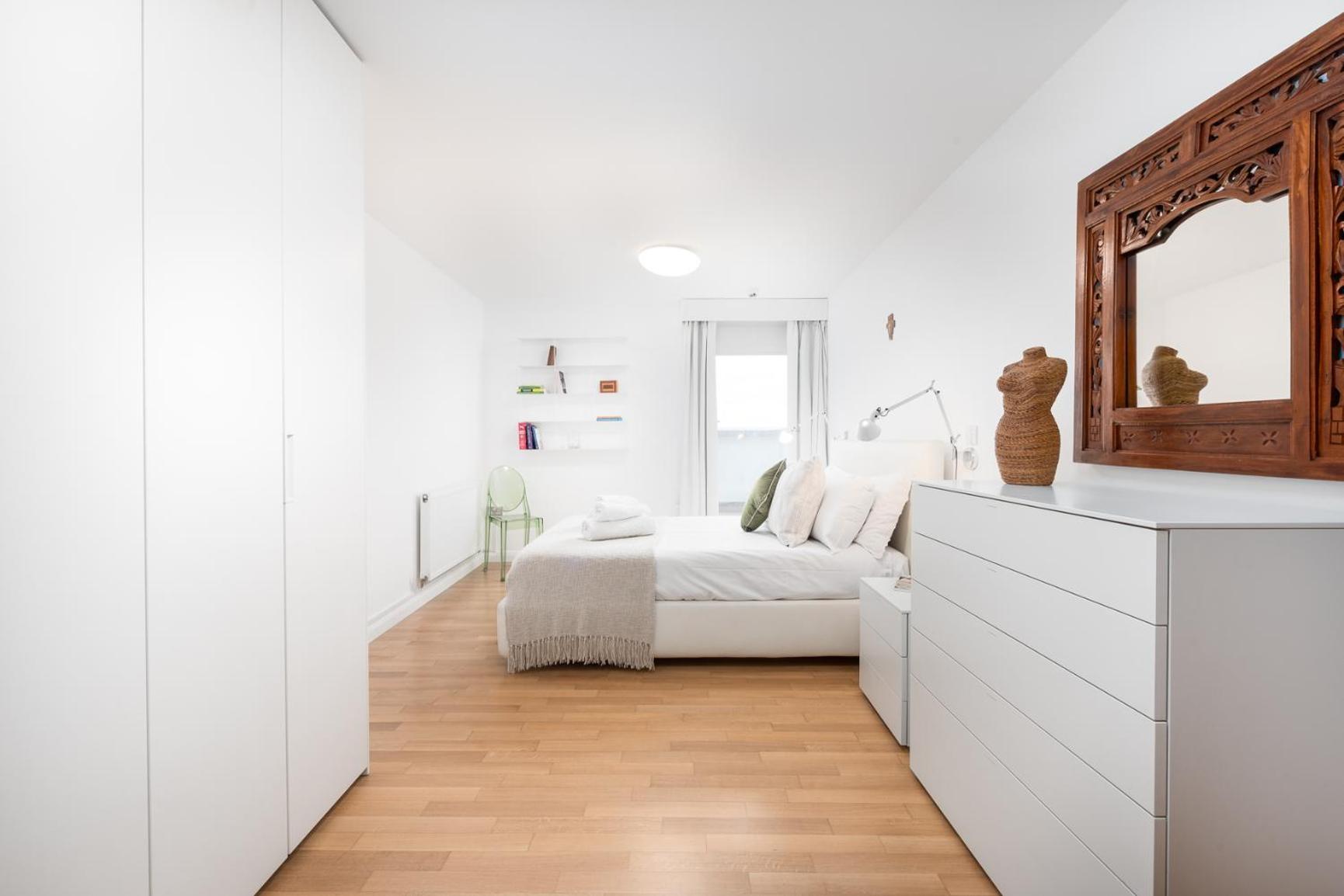 Two Bedroom Flat With Balcony In Central Wimbledon * Londra
