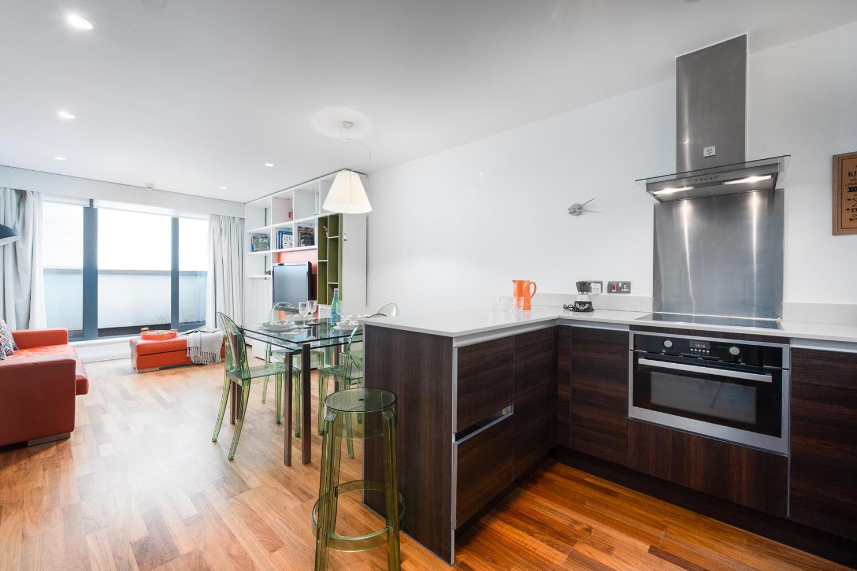 Two Bedroom Flat With Balcony In Central Wimbledon Londra